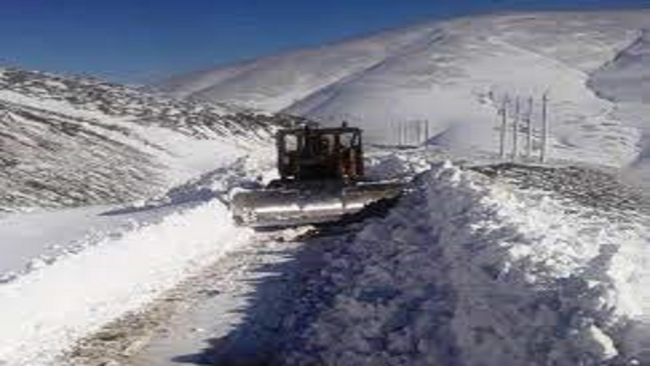 بازگشایی معابر اصلی شهر یاسوج ادامه دارد/ بارش برف سنگین