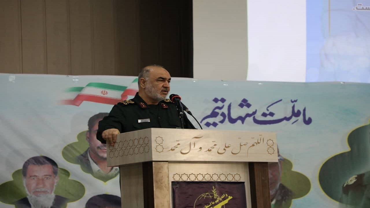 دشمن با ایجاد تفرقه قصد دارد ایران را به آتش بکشد