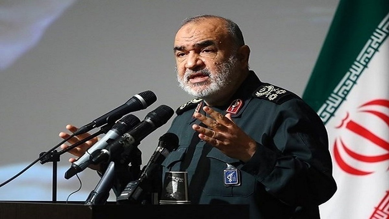 خطاکاران را به عاقبت سلمان رشدی ارجاع می‌دهم