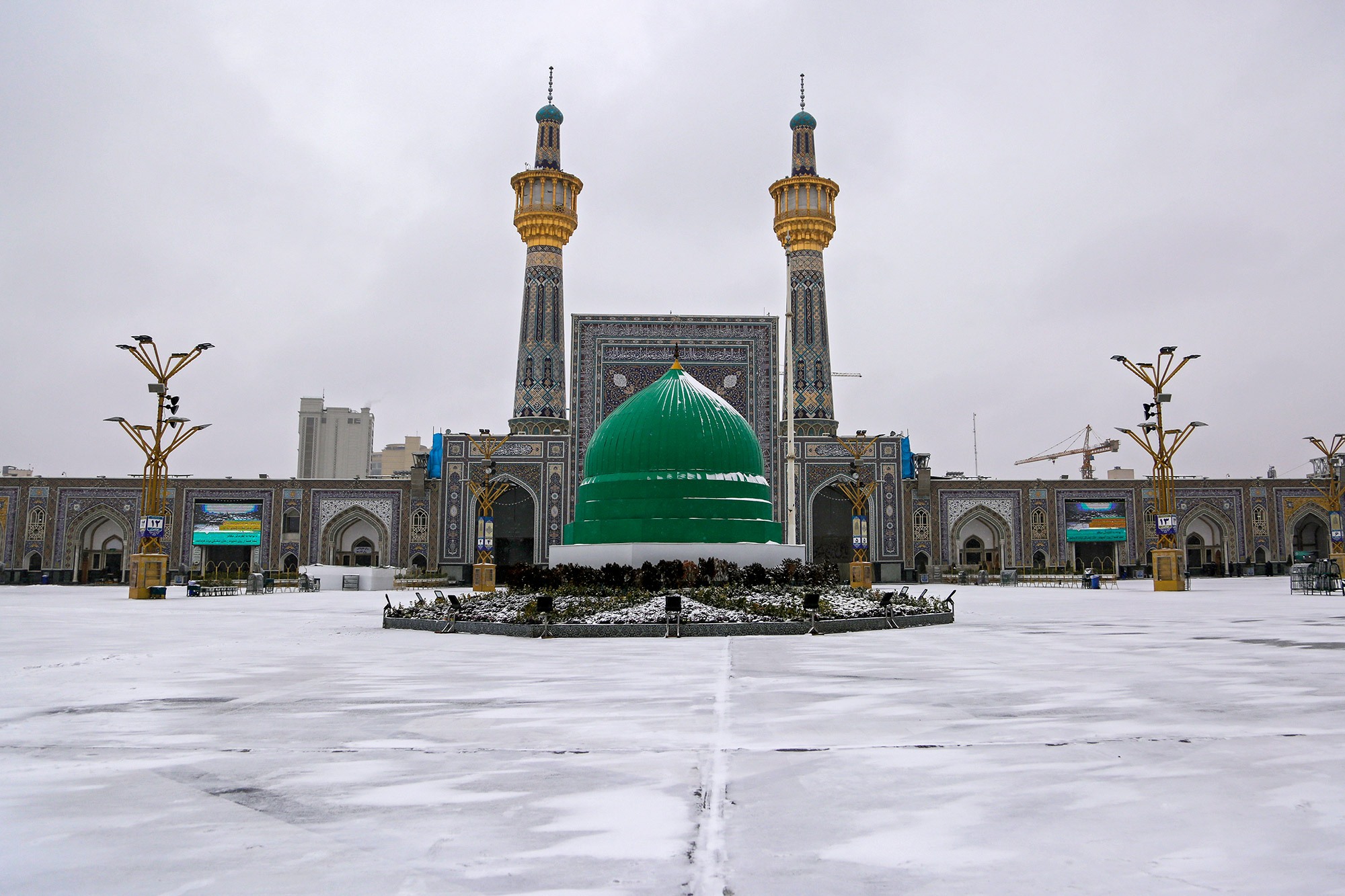 حرم علی ابن موسی الرضا علیه السلام زمستانی و برفی شد