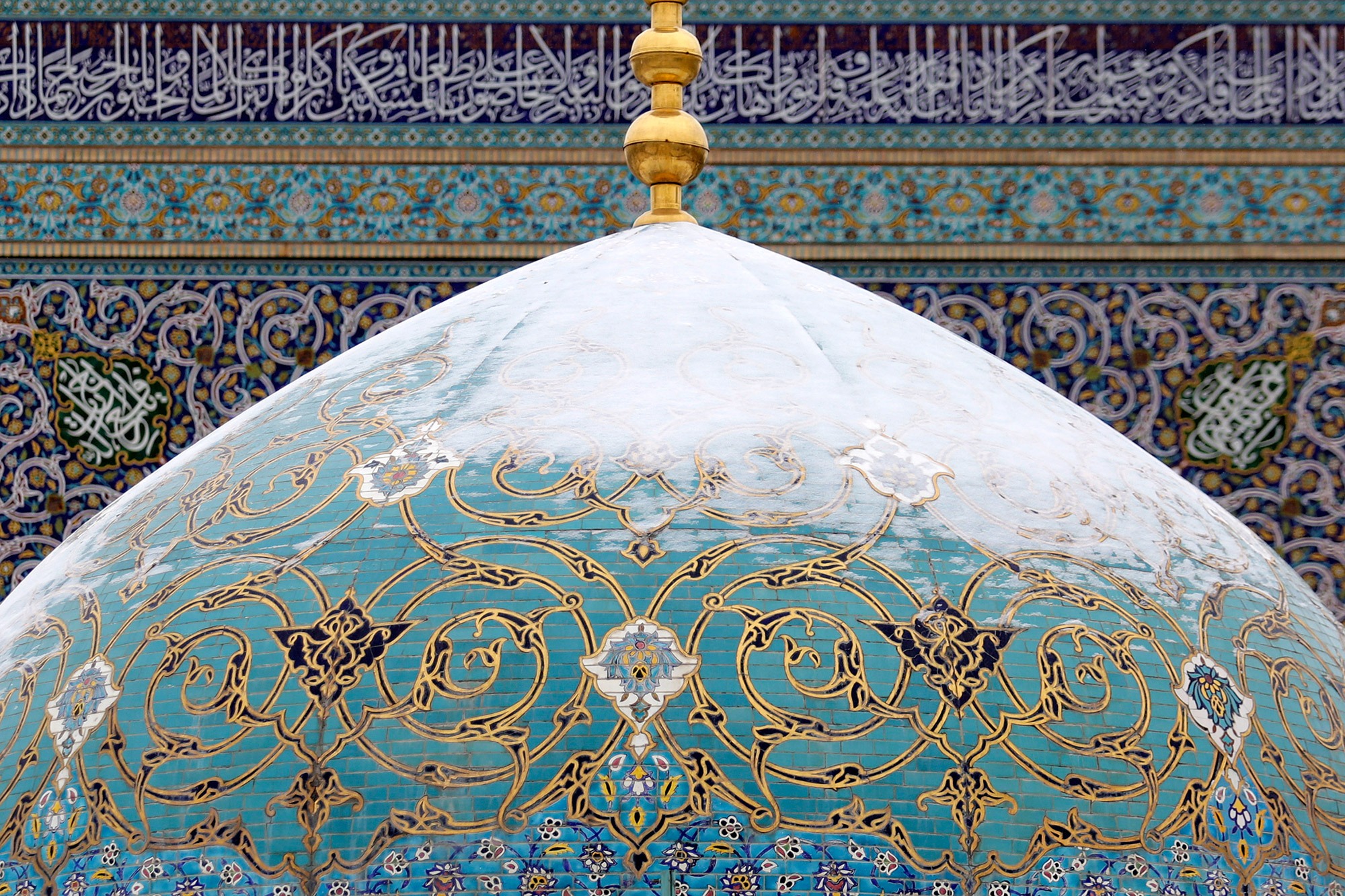 حرم علی ابن موسی الرضا علیه السلام زمستانی و برفی شد