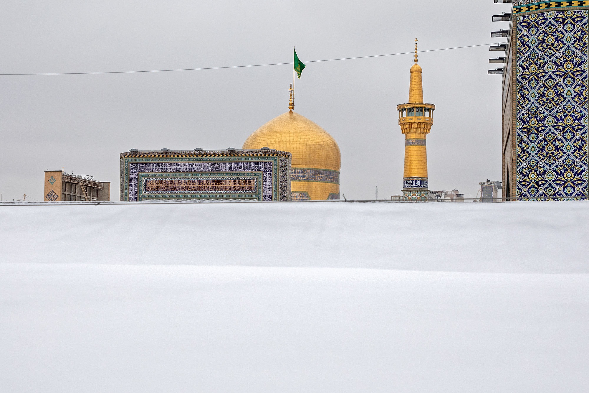 حرم علی ابن موسی الرضا علیه السلام زمستانی و برفی شد