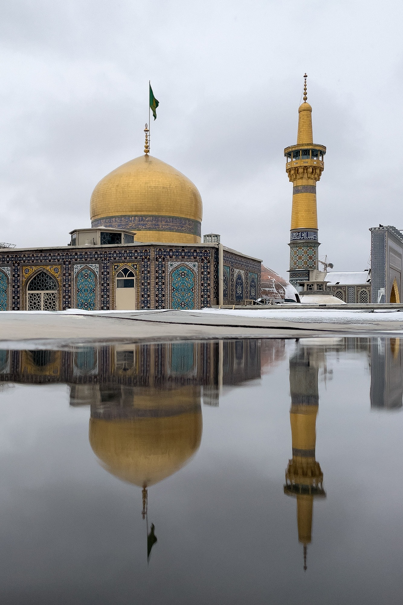 حرم علی ابن موسی الرضا علیه السلام زمستانی و برفی شد