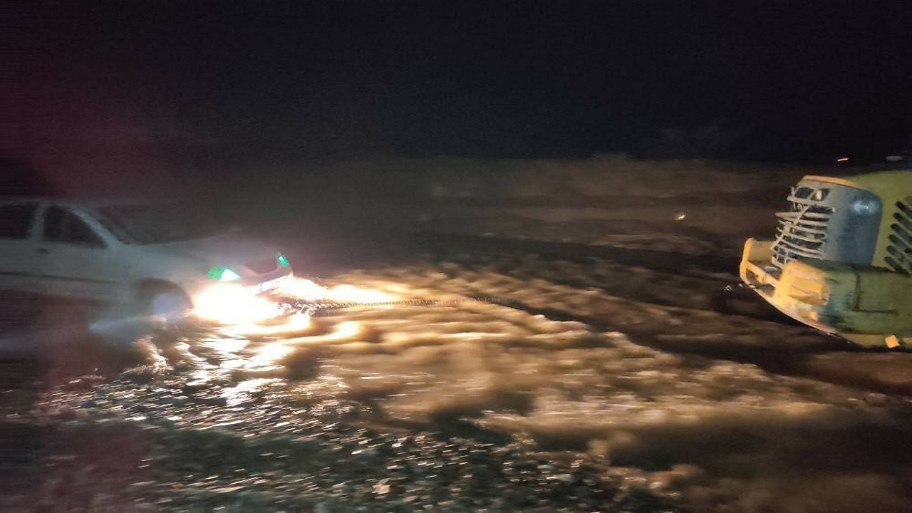 نجات ۳ خودرو گرفتار درسیل منوجان