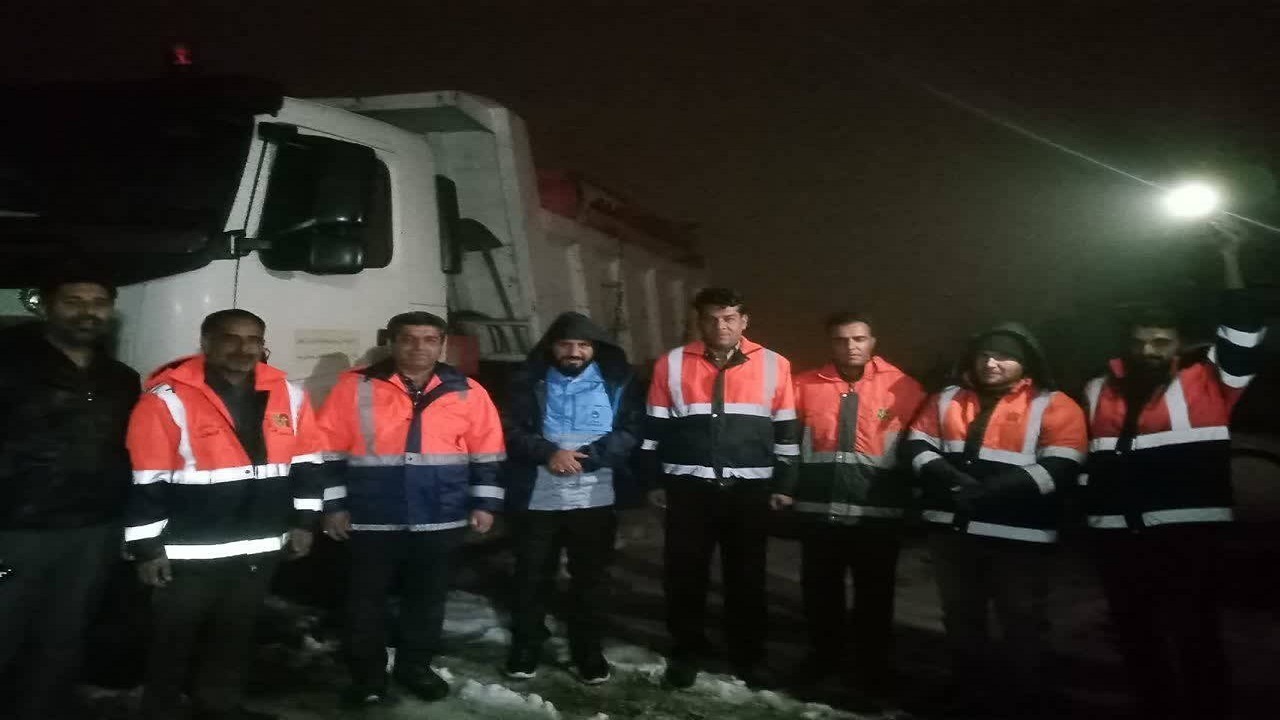 حضور فعال راهداران زرندی درگردنه های برفی