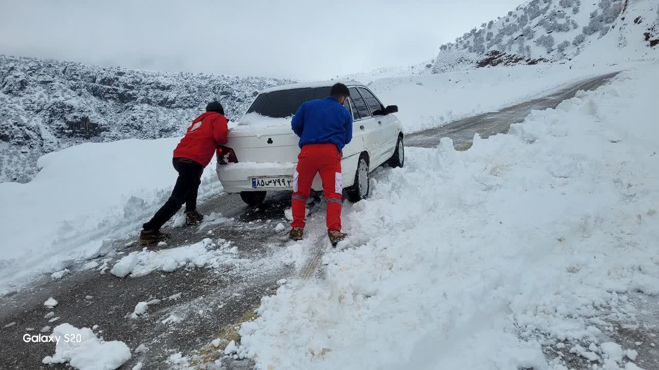 نجات بیش از ۱۳۰ سرنشین خودرو توسط امدادگران در محور اندیکا -بازفت