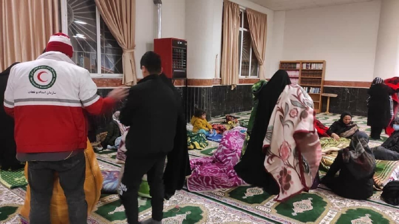 اسکان اضطراری ۳۶۰ مسافر گرفتار برف در گناباد