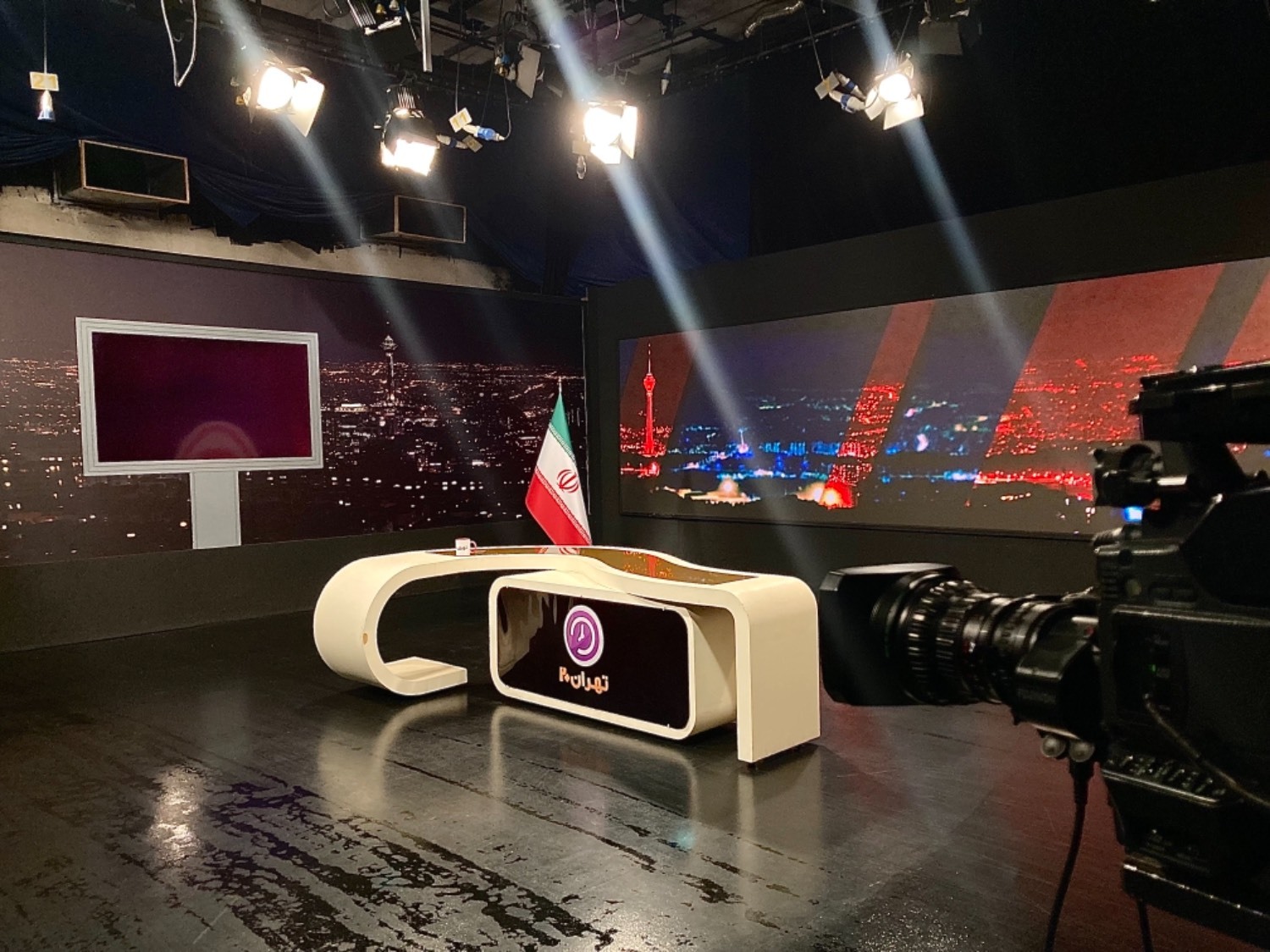 گزارشی از پشت صحنه برنامه تهران ۲۰/ گفتگو با مجری برنامه&zwnj;ای که نوستالژی شده است