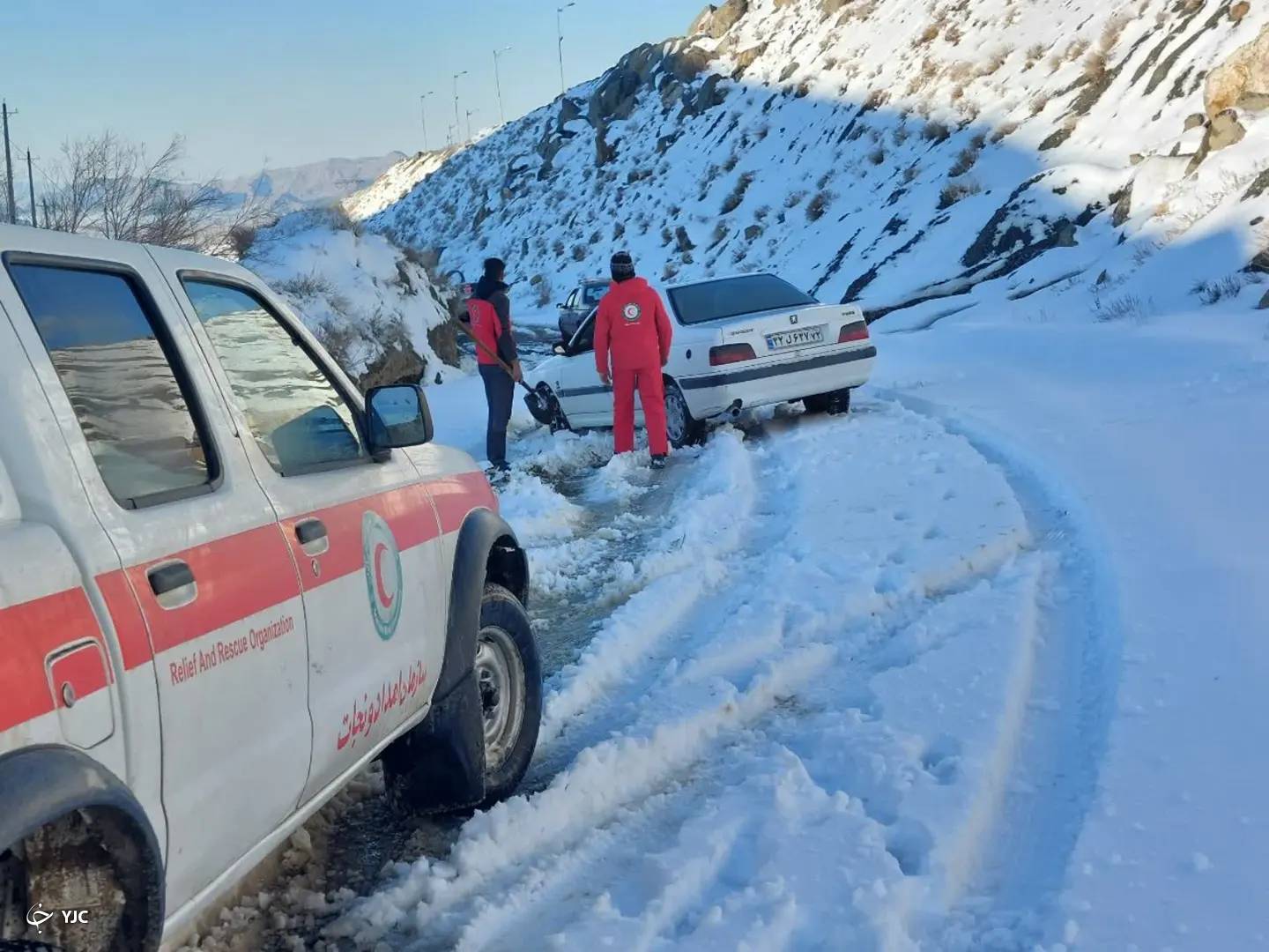 کمک نجاتگران هلال احمر به افراد گرفتار شده در برف در خرم بید