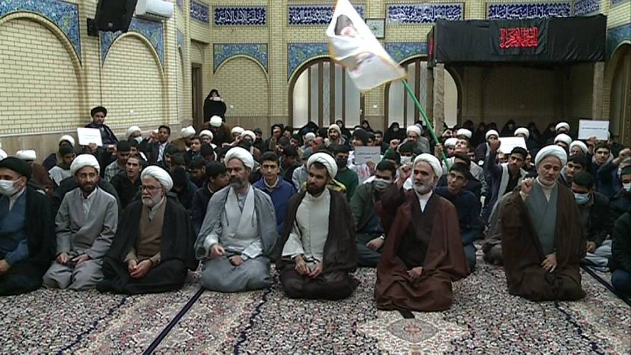 تجمع طلاب کرمانی در واکنش به اهانت نشریه فرانسوی