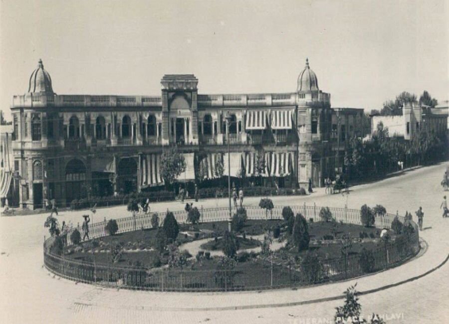 میدان بهارستان: