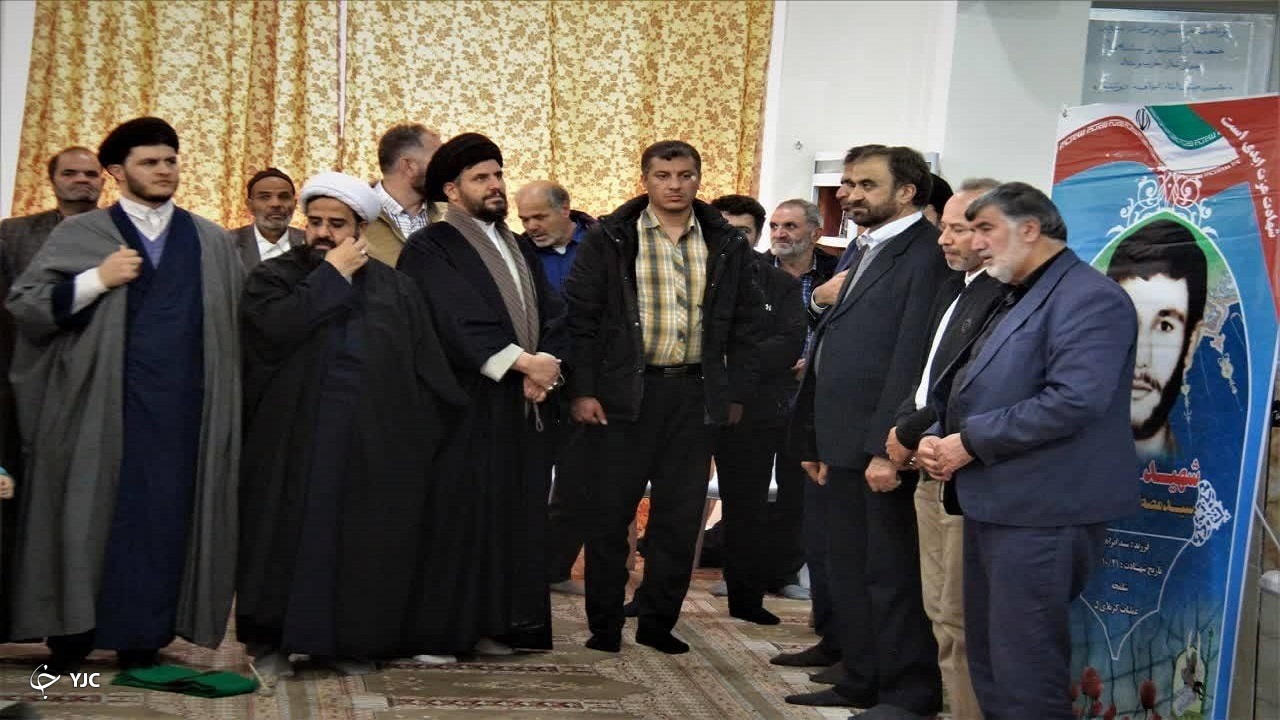 آیین رونمایی از نقشه نهایی آزادسازی اراضی کشاورزی شیخ شبان و بزرگداشت سالروز عملیات حماسه آفرین کربلای پنج با حضور استاندار چهارمحال و بختیاری و دیگر مسئولین استانی در این روستا برگزار شد. در ابتدا استاندار به همراه رئیس سازمان جهاد کشاورزی استان و دیگر مسئولین چهارمحال و بختیاری با قرائت فاتحه نثار روح شهیدان هشت سال دفاع مقدس روستای شیخ شبان به مناسبت عملیات حماسه آفرین کربلای پنج به مقام شامخ آن&zwnj;ها ادای احترام کردند. حسین برزگر رئیس سازمان جهاد کشاورزی چهارمحال و بختیاری در آیین رونمایی نقشه نهایی آزاد سازی اراضی کشاورزی شیخ شبان، گفت: چند سالی است که مردم روستای شیخ&zwnj;شبان از توابع شهرستان بن در خصوص زمین&zwnj;های کشاورزی خود با محیط&zwnj;زیست و منابع طبیعی استان اختلاف داشتند چراکه این ادارات اجازه کشت در این اراضی را به اهالی نمی&zwnj;دادند. وی افزود: موضوع بر روی یک&zwnj;هزار و ۲۹۲ هکتار از اراضی کشاورزی و مزارع روستا بوده که از ابتدای امسال تا کنون همه این پلاک&zwnj;ها در کمیسیون رفع تداخلات استان به نفع مردم آزاد شده اند.  برزگر اضافه کرد: ۹۰۰ نفر از اهالی در این طرح به زمین&zwnj;های خود رسیدند و اکنون در مرحله دریافت سند هستند. وی ادامه داد: کل پلاک موجود در روستا هفت هزار و ۷۰۵ هکتار است که سه هزار و ۸۲۴ هکتار اراضی ثبت شده ملی و اراضی ثبت شده غیرملی سه هزار و ۸۸۰ هکتار است. در ادامه بیننده تصاویر آیین رونمایی از نقشه نهایی آزادسازی اراضی کشاورزی شیخ شبان و بزرگداشت سالروز عملیات حماسه آفرین کربلای پنج باشید.