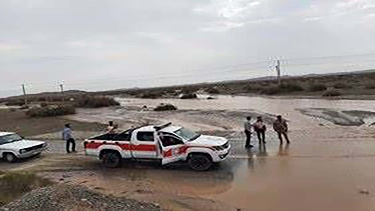 خدمات هلال احمر به بیش از ۳۰۰ نفر متاثر از سیل در کرمان/ امدادرسانی ادامه دارد