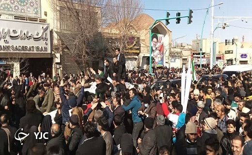 استقبال گرم مردم یزد از رئیس جمهور در هوای زمستانی +فیلم و عکس