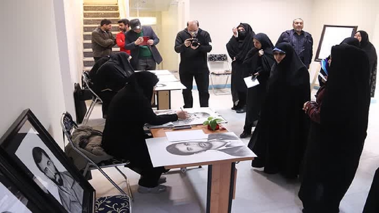 بازدید معاون رئیس جمهور از نمایشگاه نقاشی شهدا در حوزه هنری یزد