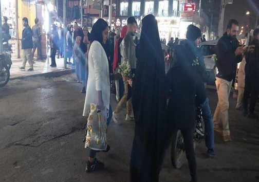 اهدای ۳۰ هزار شاخه گل به بانوان اهوازی در شب میلاد حضرت فاطمه (س)