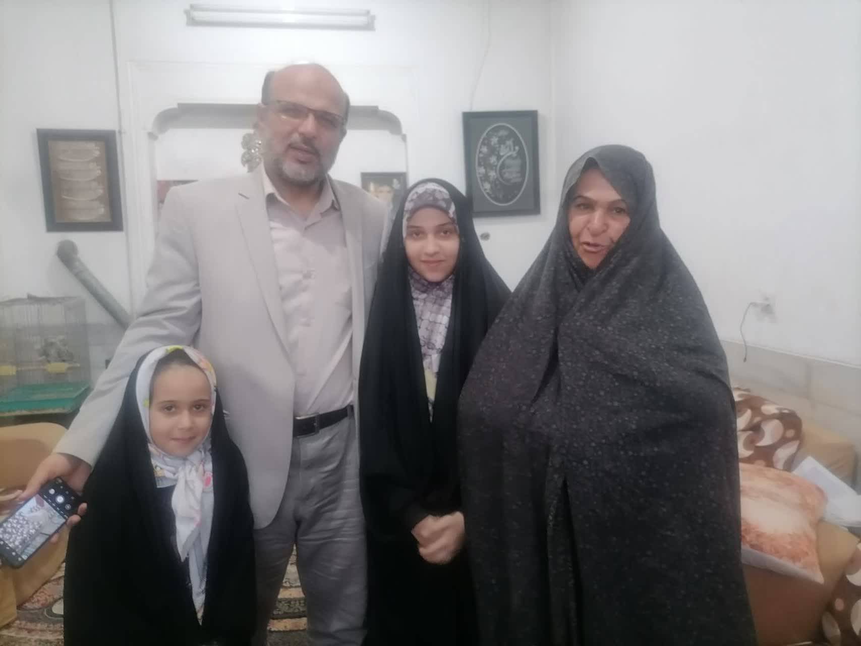 دیدار با مادر شهدا در روز میلاد حضرت زهرا (س) + تصاویر