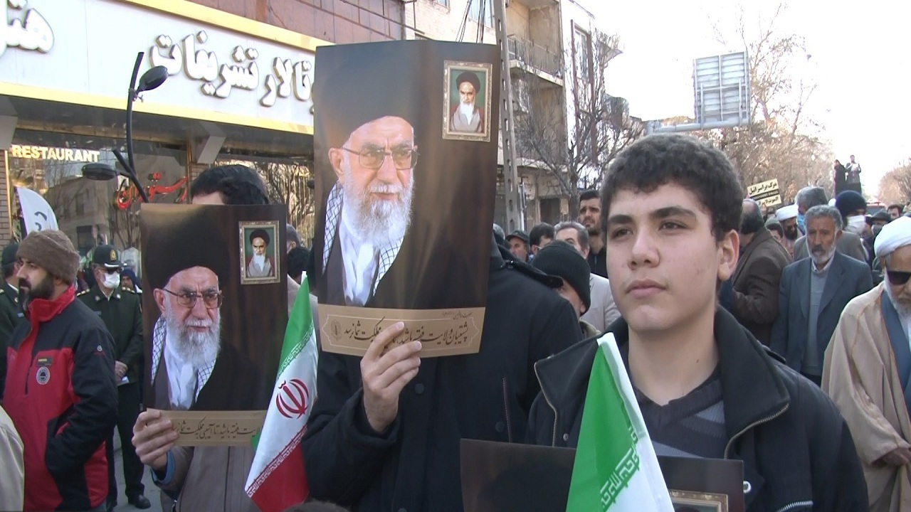 راهپیمایی نمازگزاران همدانی در محکومیت نشریه  فرانسوی