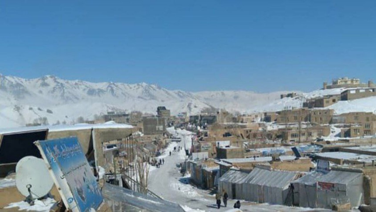بارش برف راه‌های مواصلاتی ۱۰۰ روستای لعل‌ و سرجنگل غور را مسدود کرد