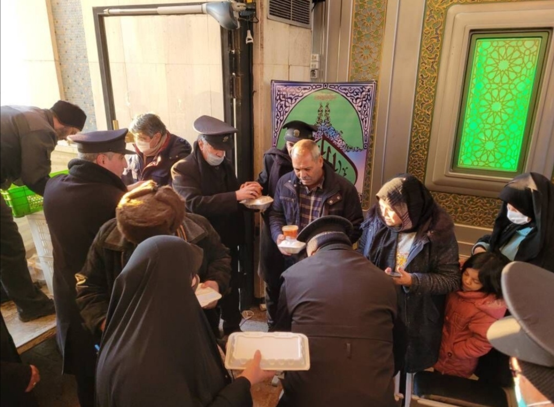 آستان قدس رضوی به مسافران از سفر مانده قطار در مشهد خدمت‌رسانی کرد