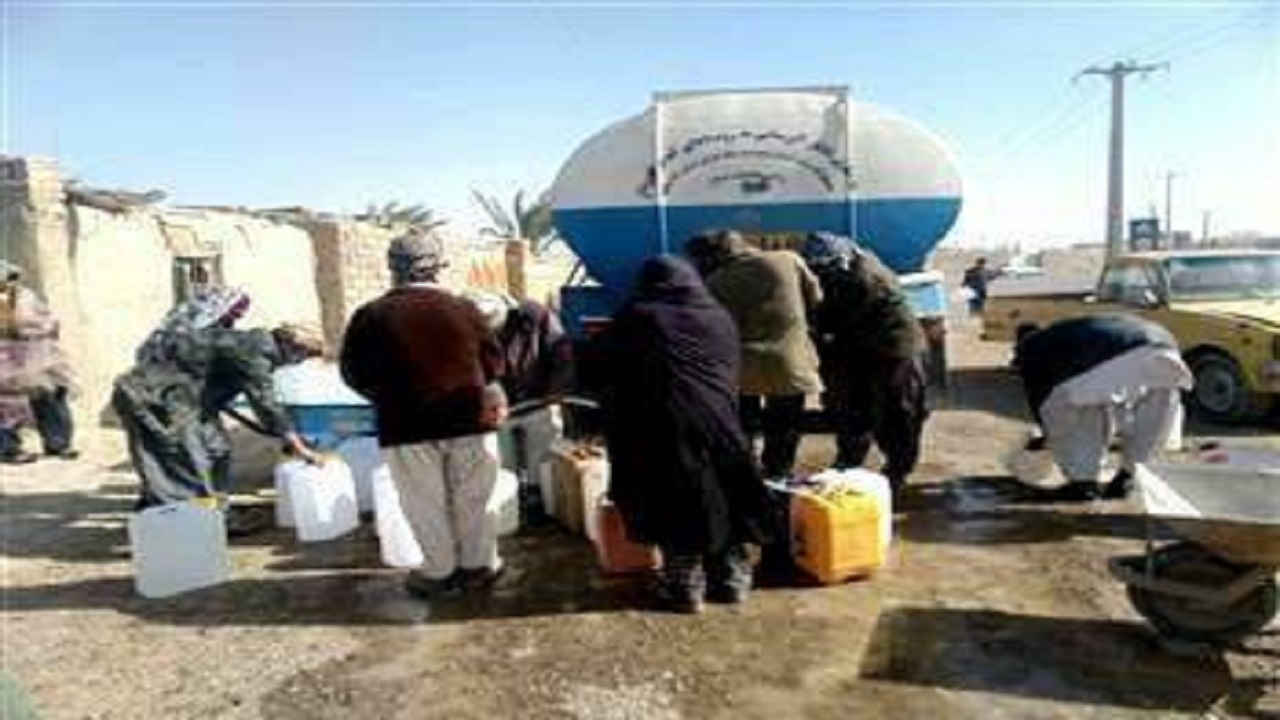 توزیع آب تانکری به مناطق بحرانی ناشی از یخ‌بندان در سیستان