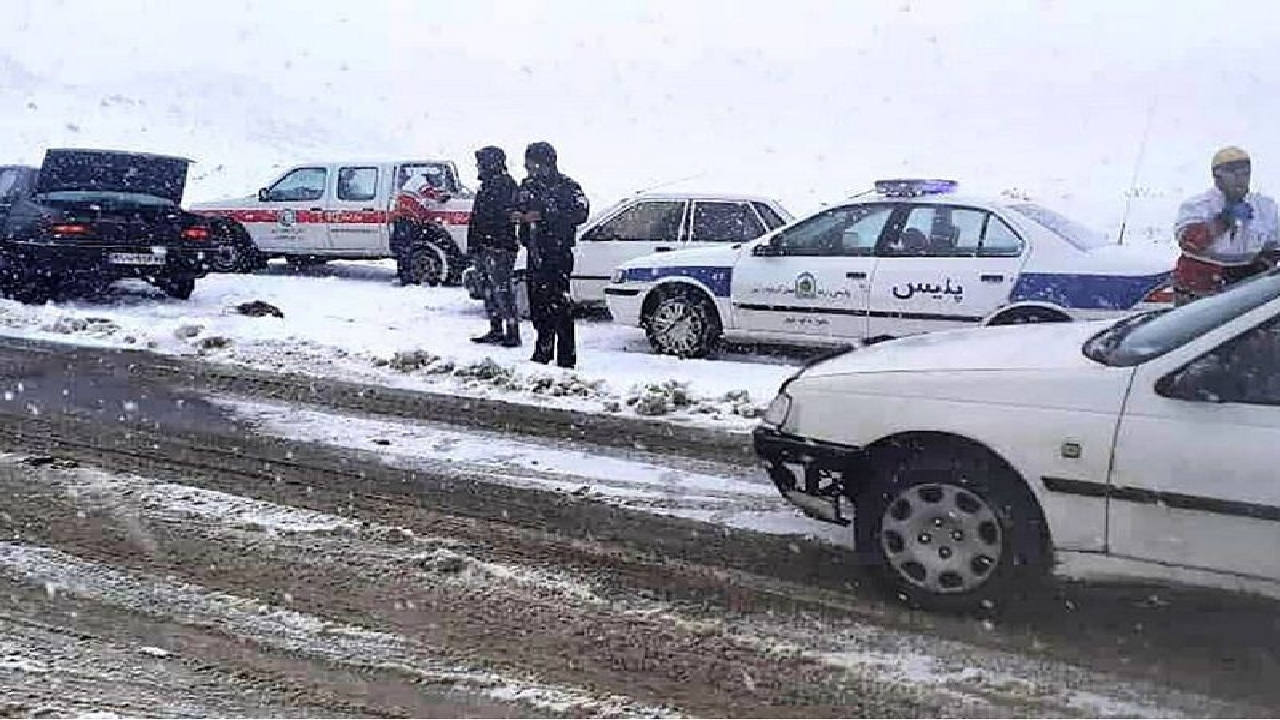 سطح پیچ ها و حاشیه جاده‌های خراسان رضوی یخ زده است