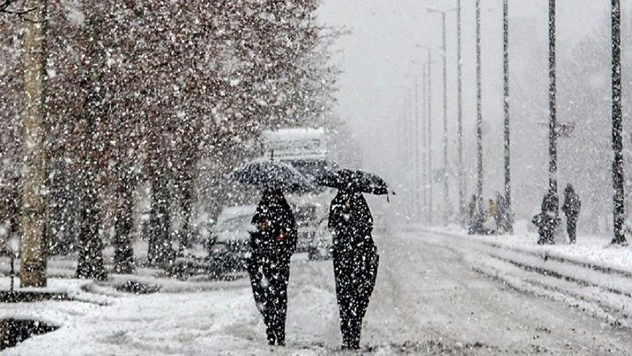 بارش برف در مناطق مختلف استان همدان