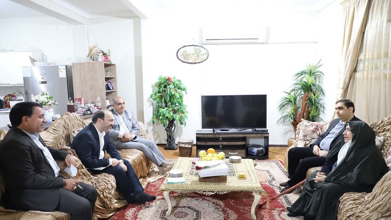 دیدار استاندار هرمزگان با خانواده معظم شهدا
