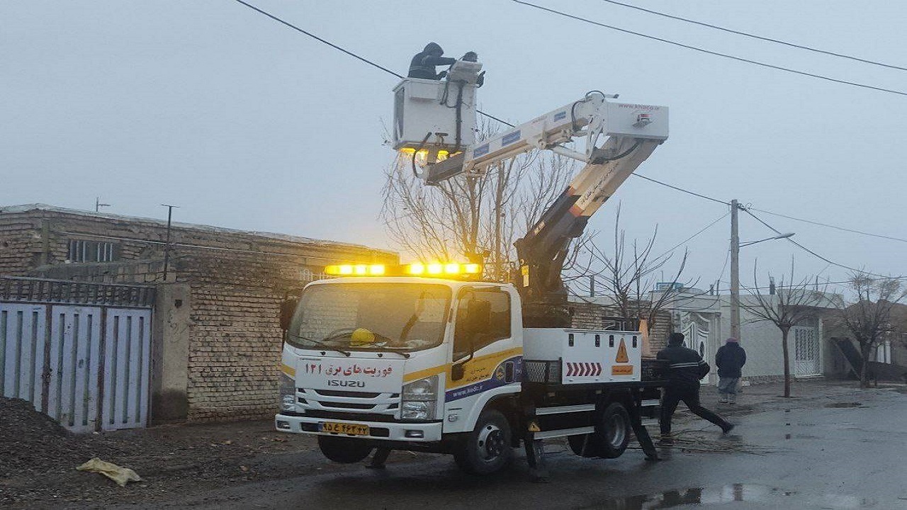 خدمات رسانی اداره برق خلیل آباد در دمای منفی ۱۵ درجه + تصویر