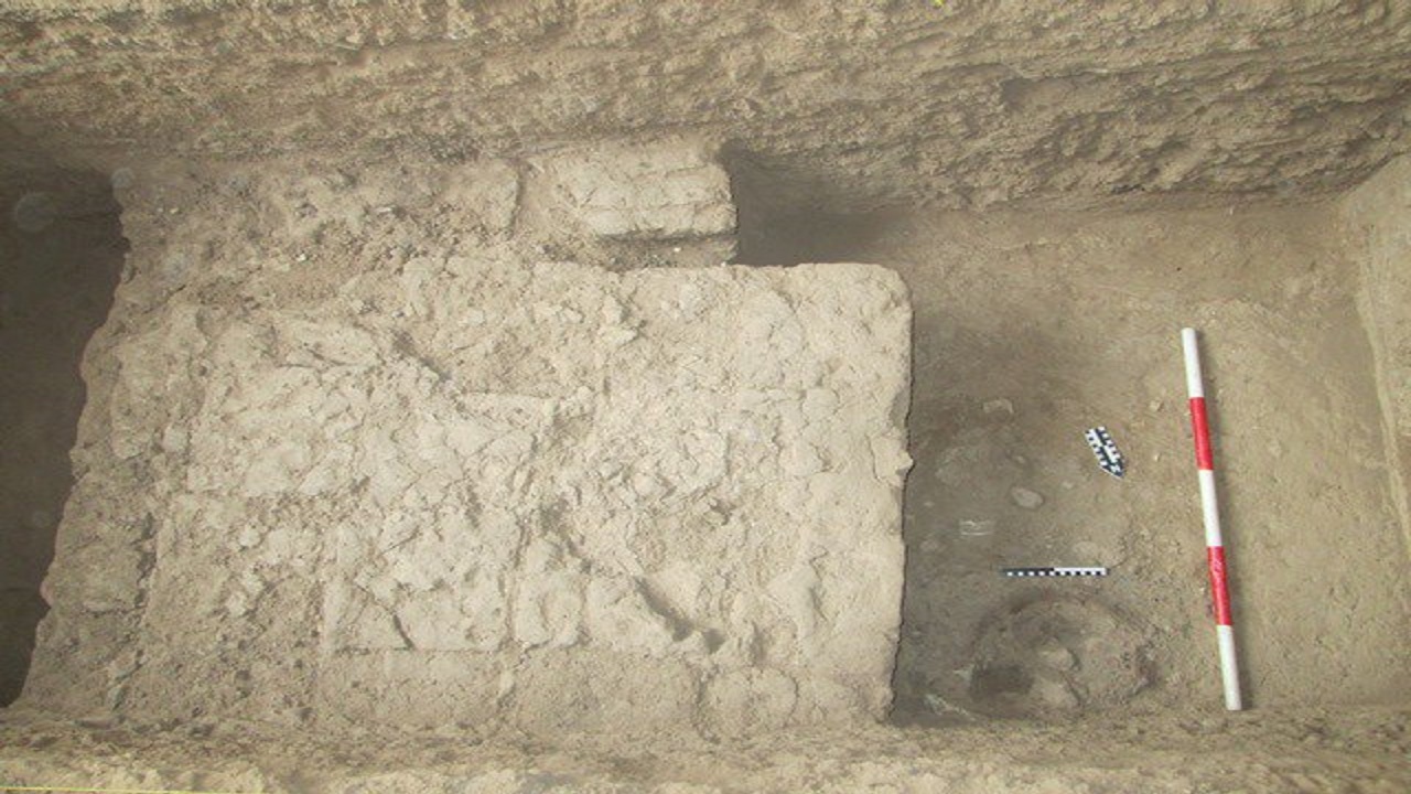 کشف دو قطعه سفال نوشته در نوش‌آباد