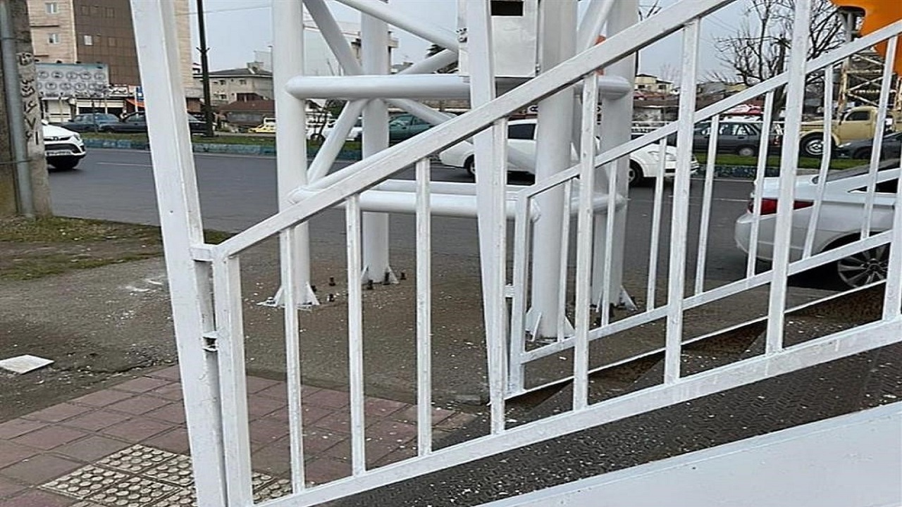 پل عابر فلکه گاز رشت در معرض خطر ریزش