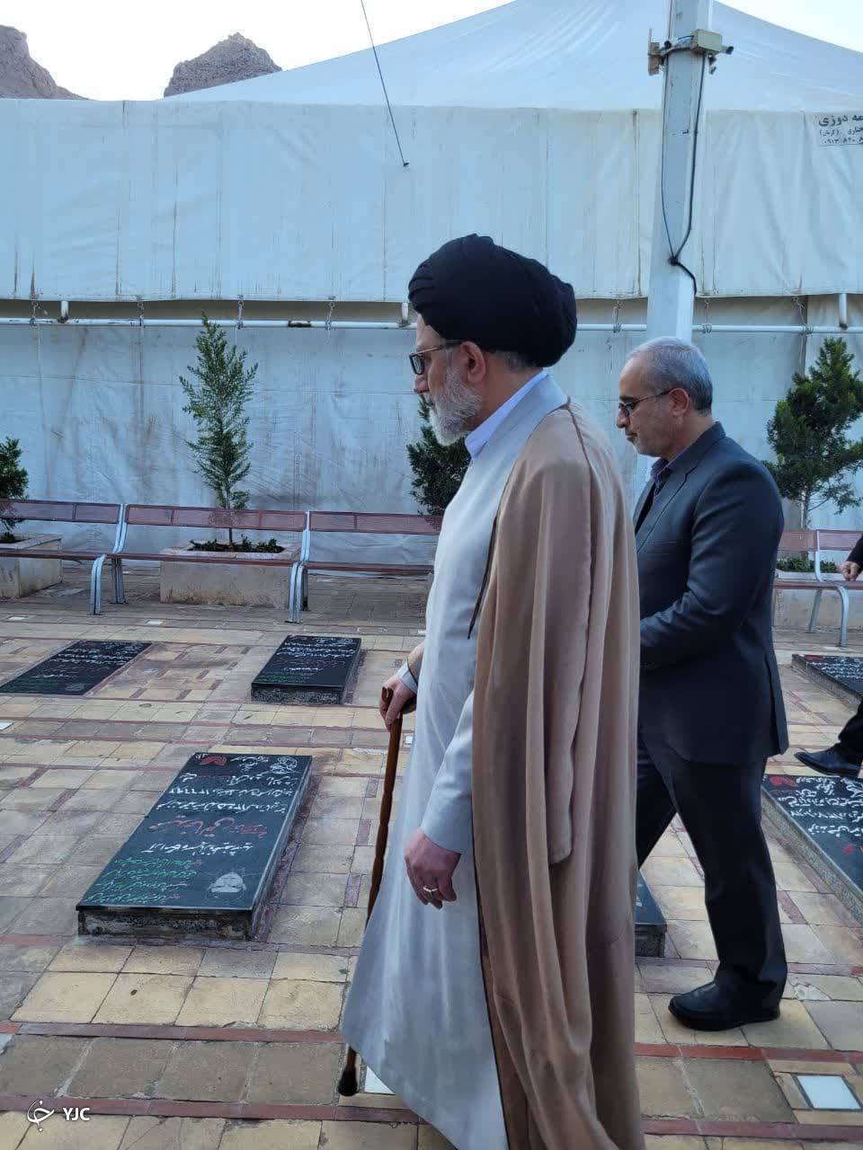 وزیر اطلاعات در گلزار شهدای کرمان