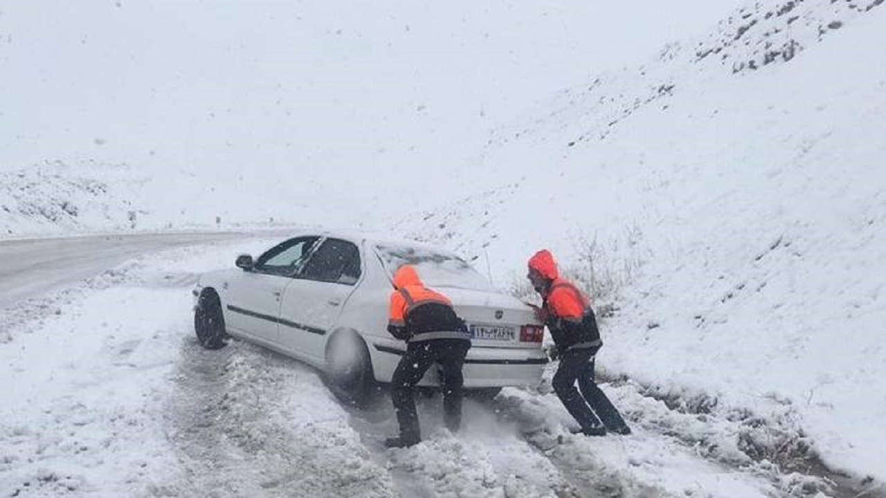 امدادرسانی به ۸۱ مسافر گرفتار در برف و کولاک زنجان