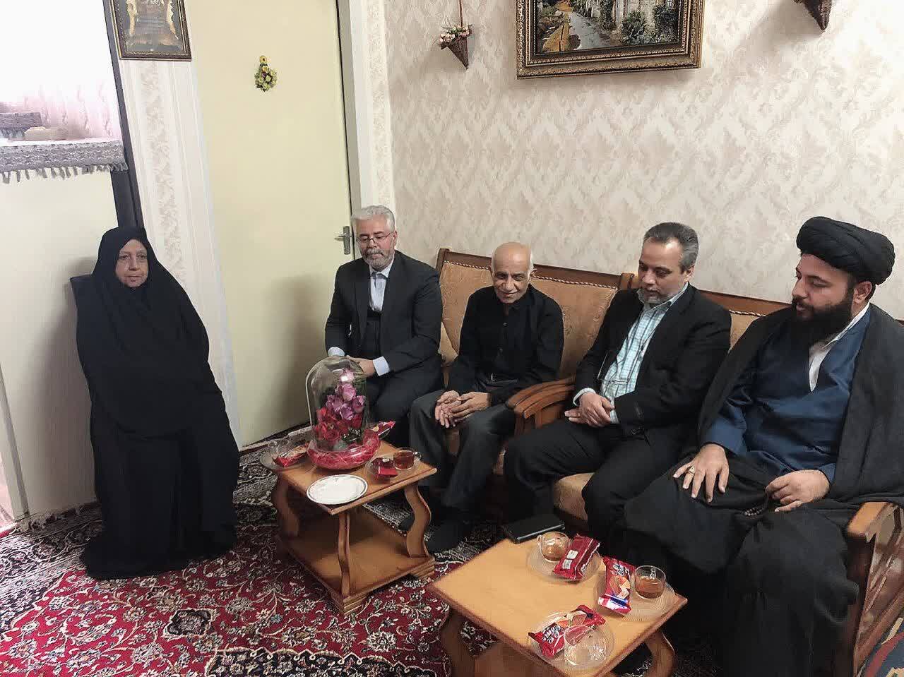 دیدار معاون سیاسی استانداری فارس با خانواده ۲ شهید مدافع امنیت