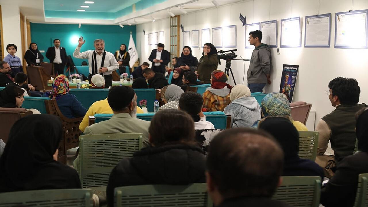 نقال‌ها نباید شاهنامه را تحریف کنند