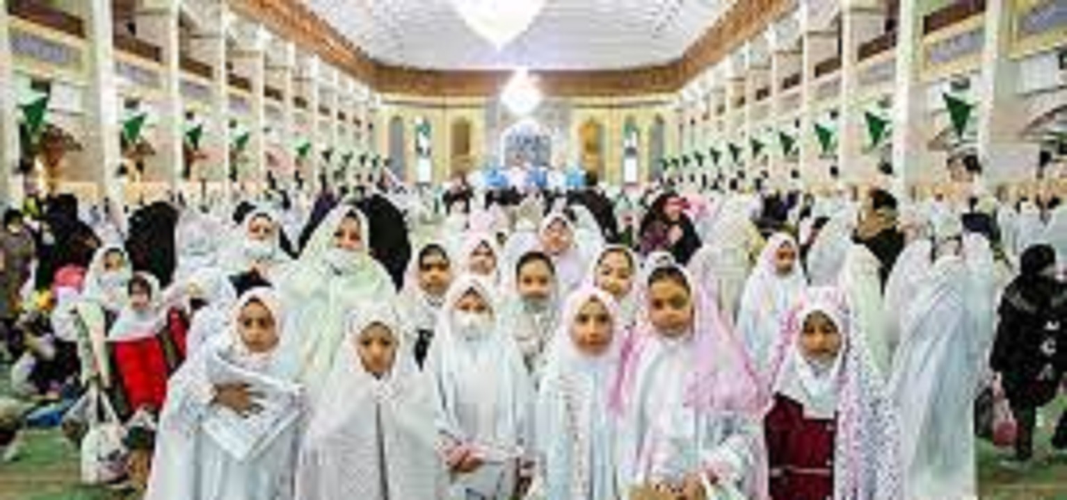جشن تکلیف ۲۵۰ دانش آموز دختر در شبستر