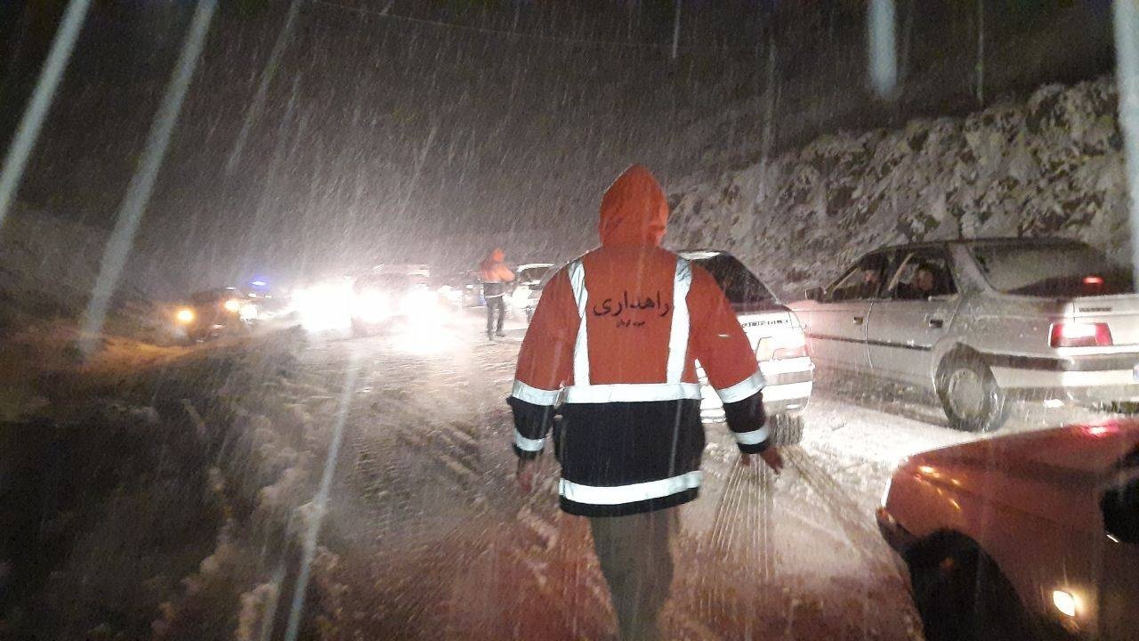 ۳۳ خودرو در گردنه های برفی جیرفت گرفتار شدند