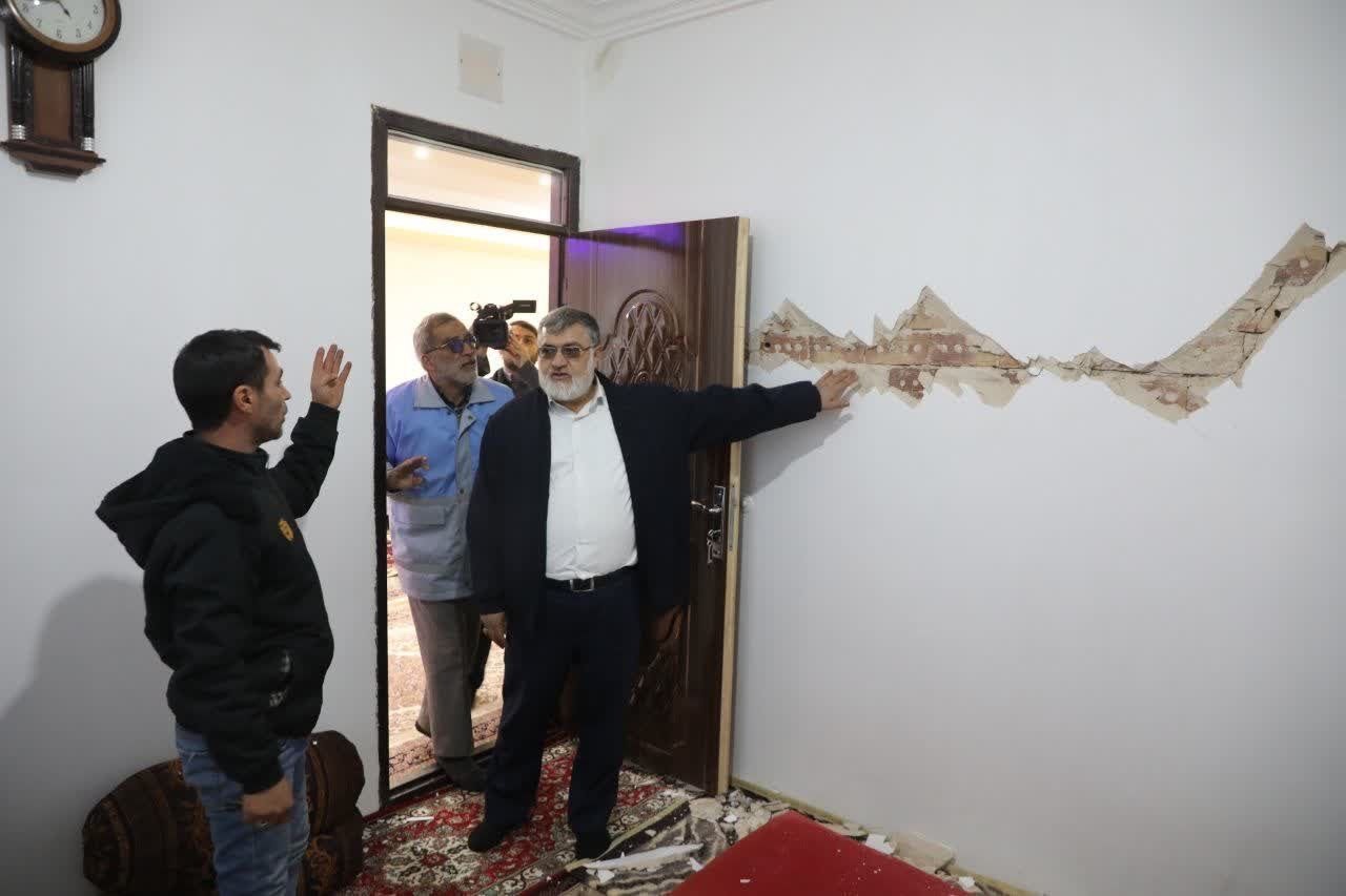 توزیع ۲۵۰۰ چادر میان زلزله زدگان