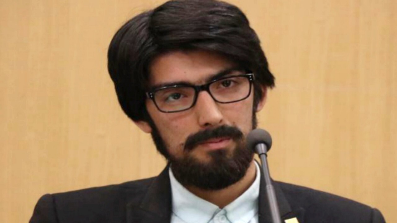 مجتبی شفیق مشغول هنر آموزی به اتباع افغانستانی است + فیلم