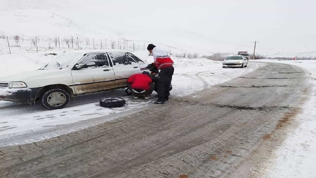 خدمت رسانی راهداران به خودرو‌های گرفتار در برف در کوهرنگ