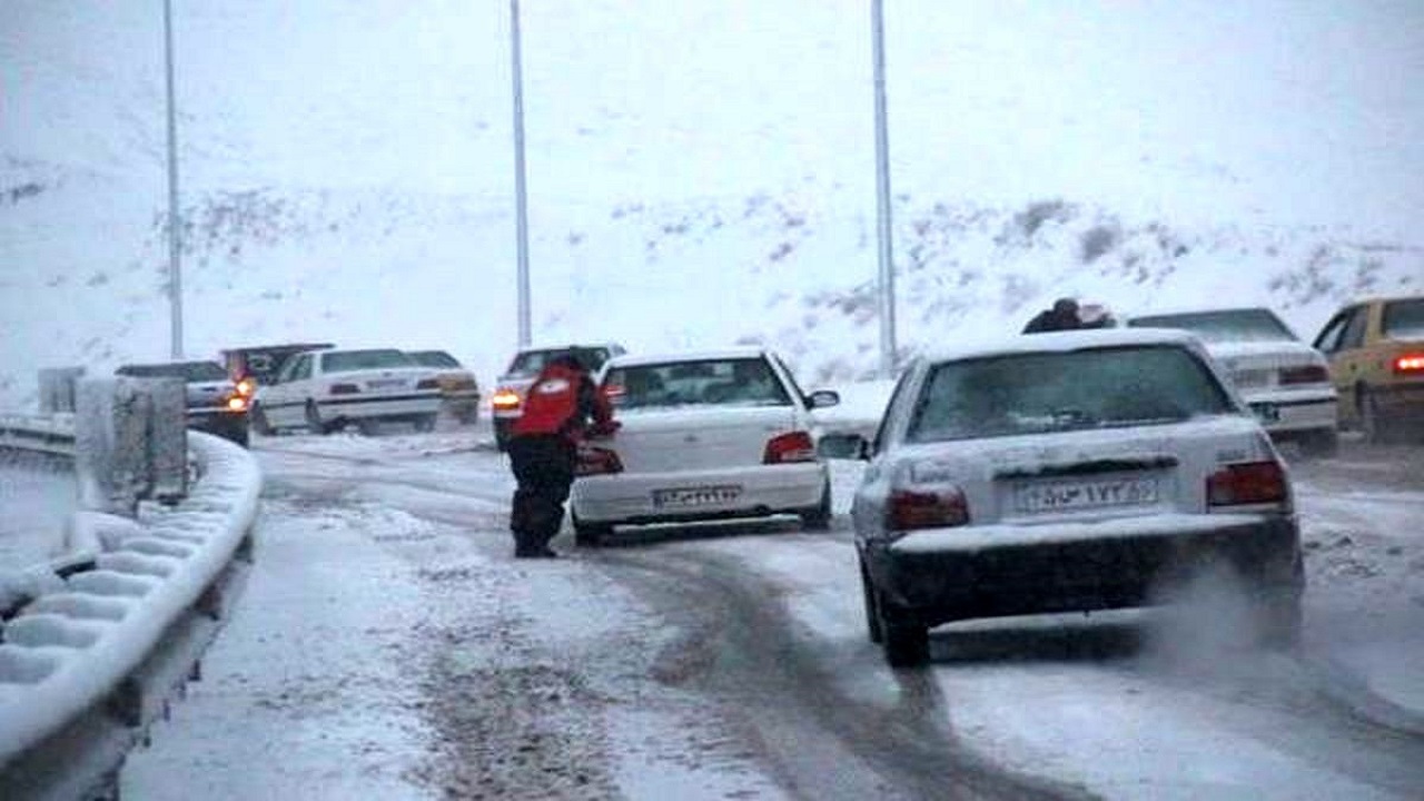 رهاسازی ۳۵ خودروی گرفتار در برف و کولاک کوهرنگ