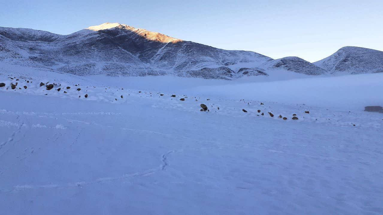 بارش برف در روستای حصار از