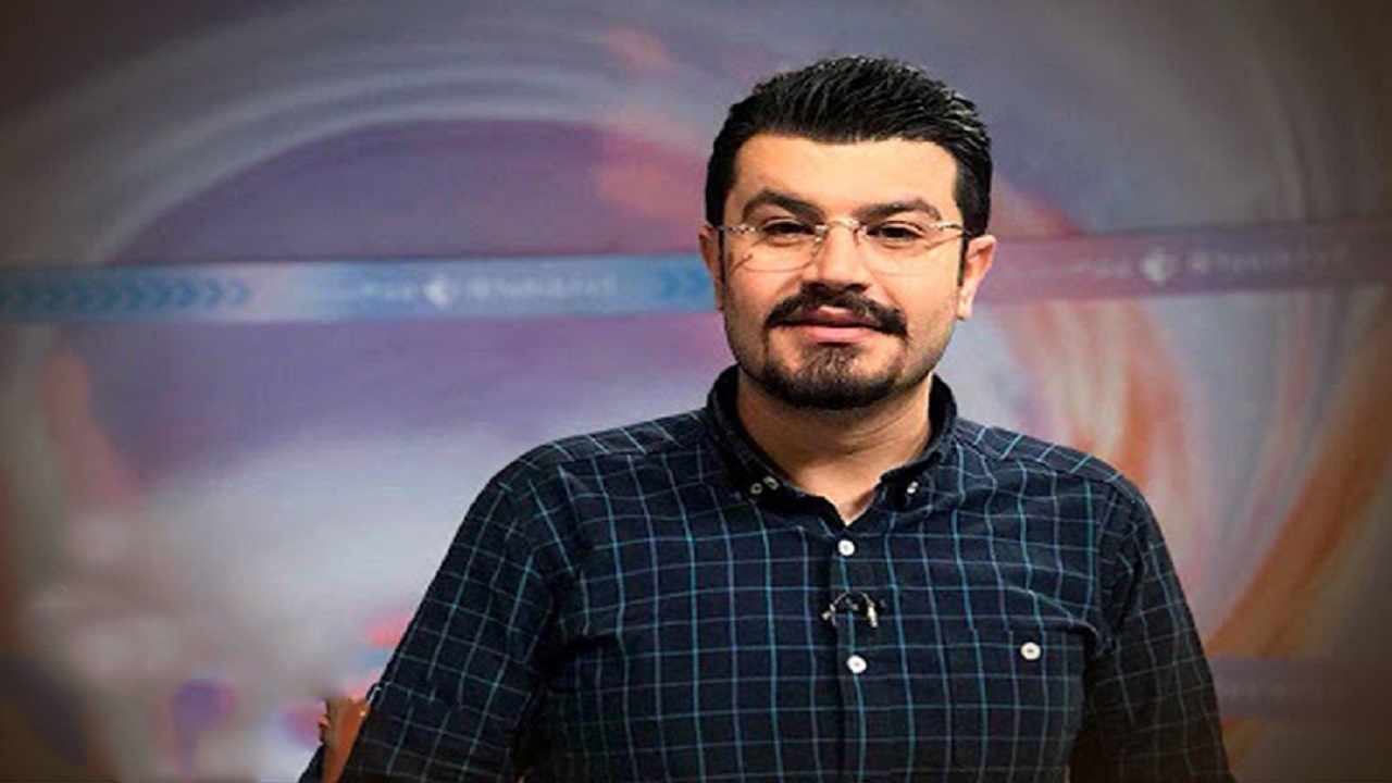 افتادن مجری از روی صندلی در برنامه زنده + فیلم