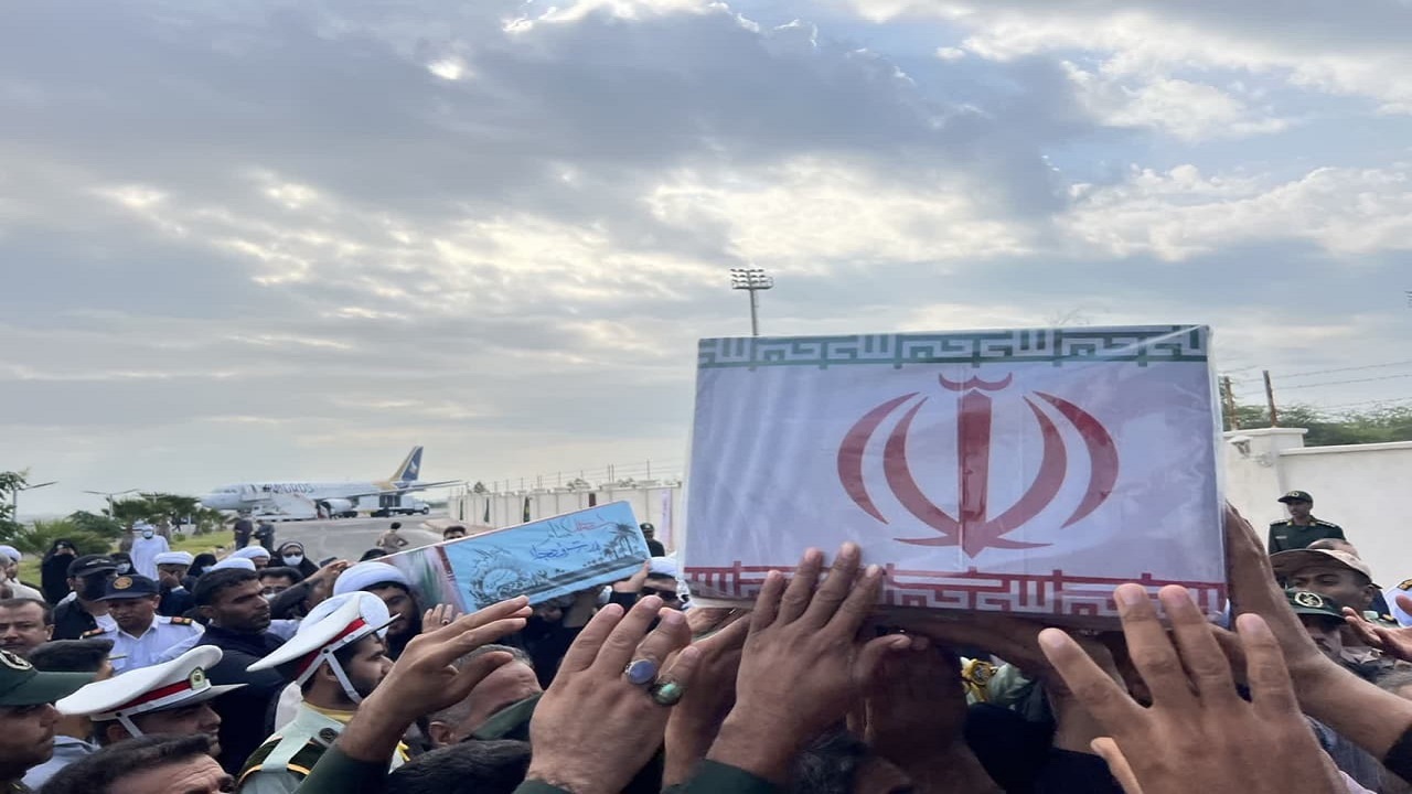 پیکر مطهر ۵ شهید گمنام وارد جزیره قشم شد / تشییع دریایی و انتقال پیکر شهدا به بندرعباس + عکس و فیلم
