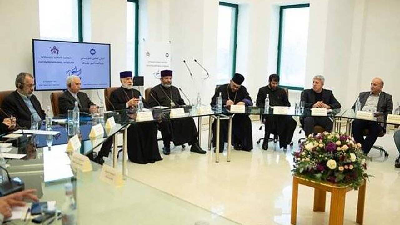 پیام ادیان الهی صلح و دوستی است