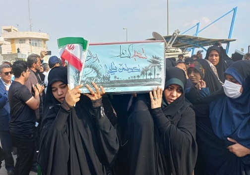 پیکر مطهر ۵ شهید گمنام وارد جزیره قشم شد / تشییع دریایی و انتقال پیکر شهدا به بندرعباس + فیلم