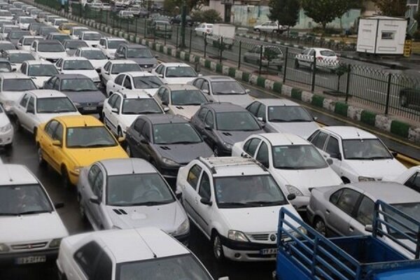 شروعِ ترافيك صبحگاهى در معابر تهران/ معابر لغزنده است
