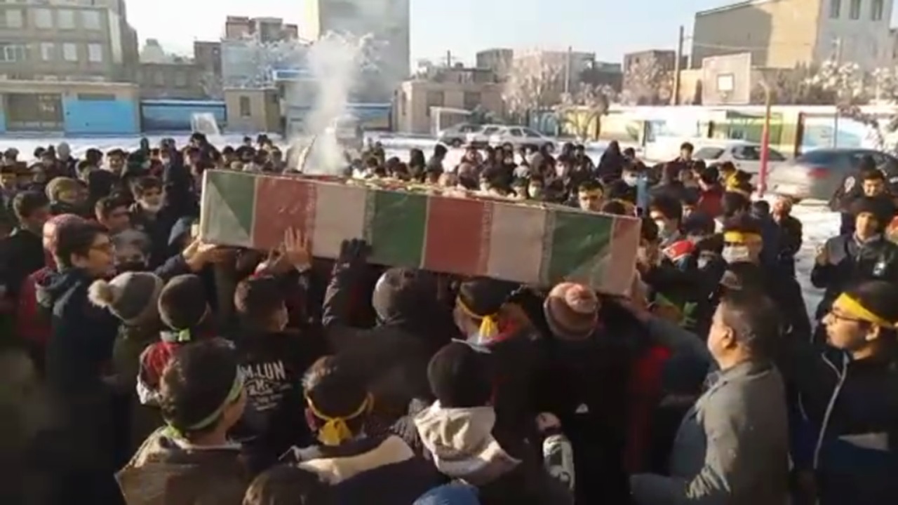 ورود کاروان شهدای گمنام به اراک با استقبال دانش آموزان + فیلم