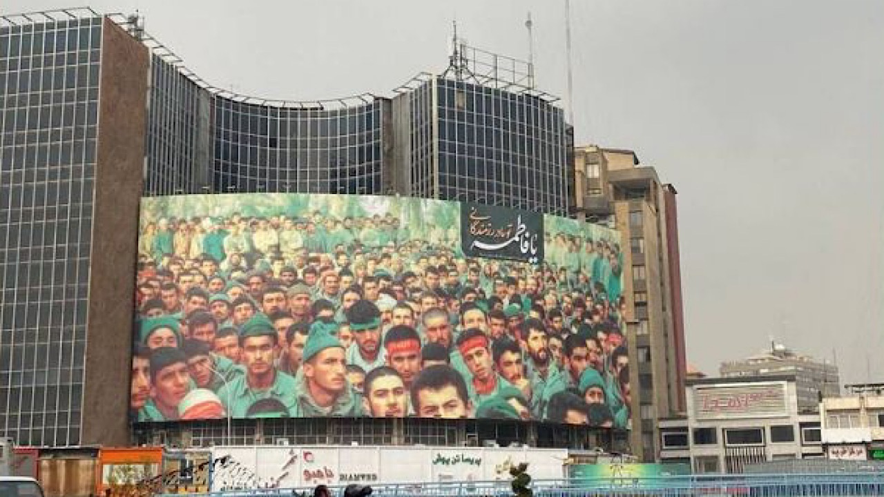 «یا فاطمه(س) تو مادر رزمندگانی» دیوارنگاره جدید میدان ولیعصر(عج)