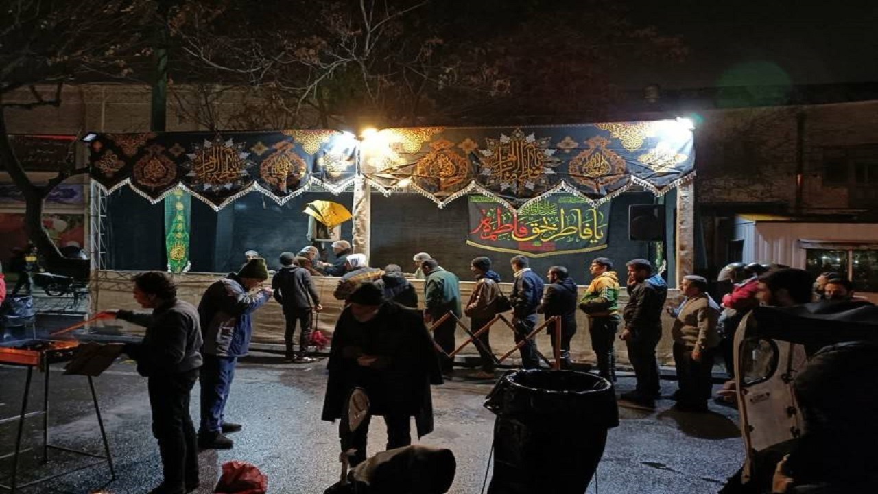 پذیرایی از عزاداران فاطمی به سبک موکب داران + فیلم و تصاویر